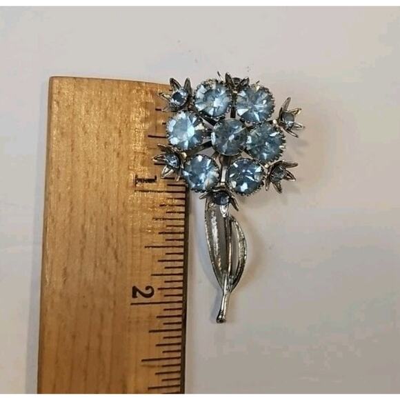 Vintage silver tone metal Baby Blue Crystal Rhinestones Flower Pin Brooch - Picture 3 of 3